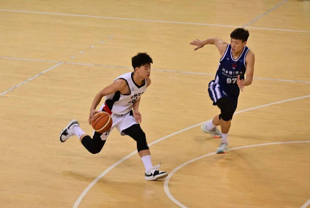 开云体育官网-包含篮球赛场上搏斗激烈，篮球联赛势如破竹的词条