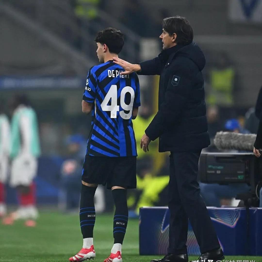 开云体育在线-足球比赛中球员身手敏捷,踢进精彩进球