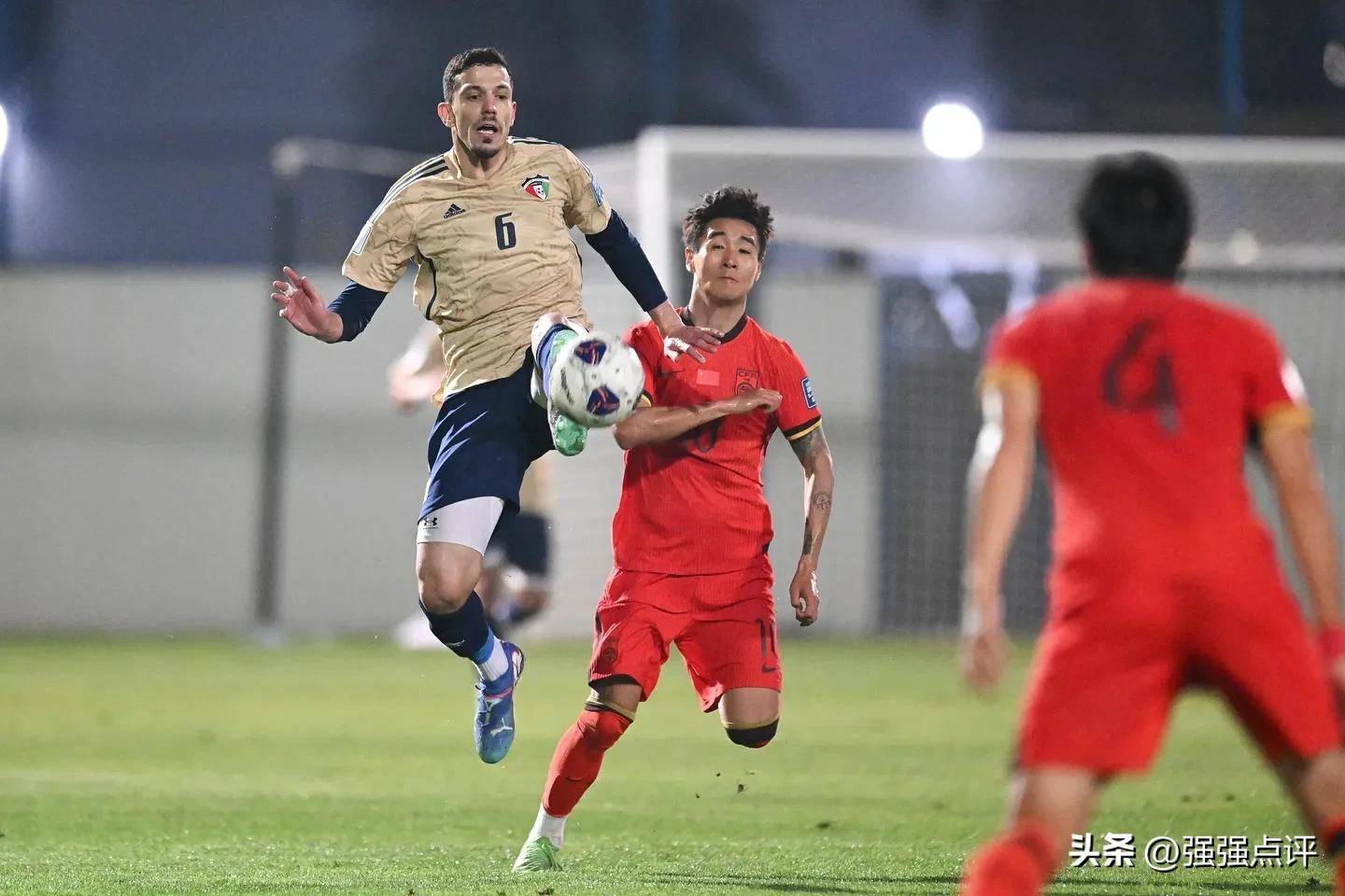 足球比赛中球员身手敏捷,踢进精彩进球 足球比赛中球员身手敏捷,踢进精彩进球