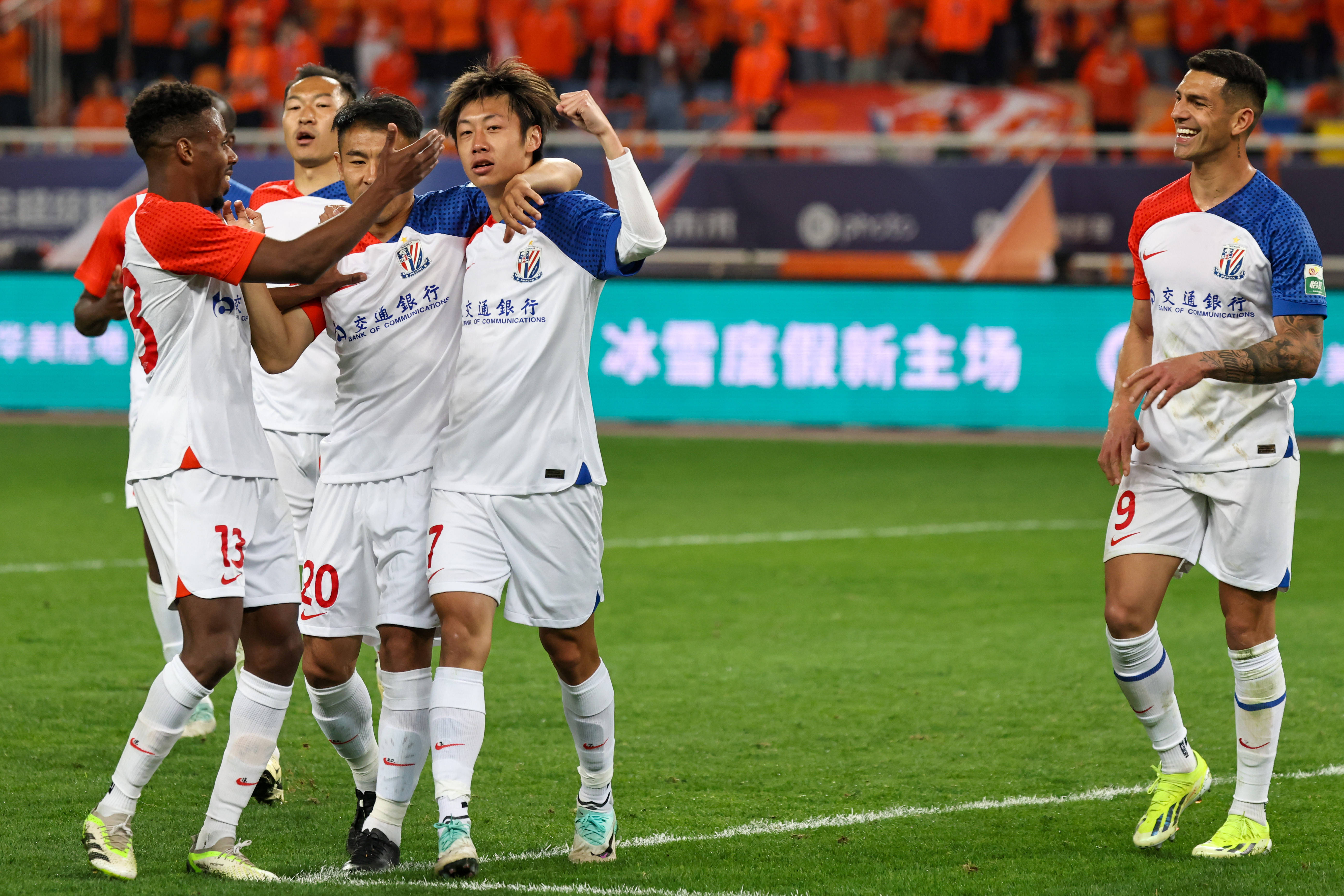 包含滚滚足球热潮，中超球队斩获连胜的词条