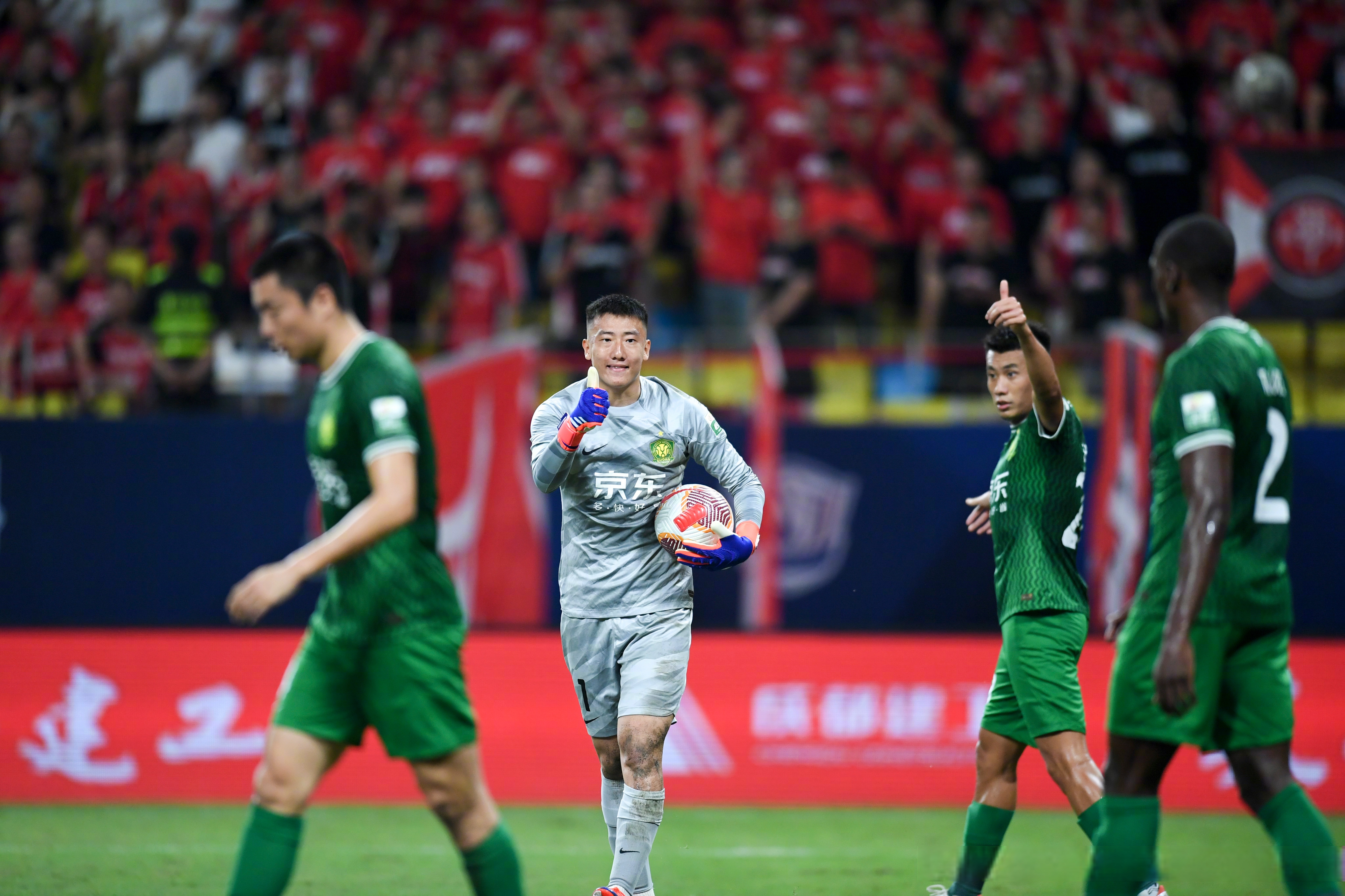 国安客场击败对手,继续领跑 国安客场击败对手,继续领跑