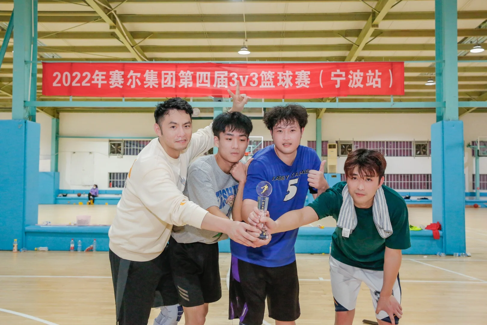 包含精湛球技助力球队胜利，篮球比赛激情迸发的词条