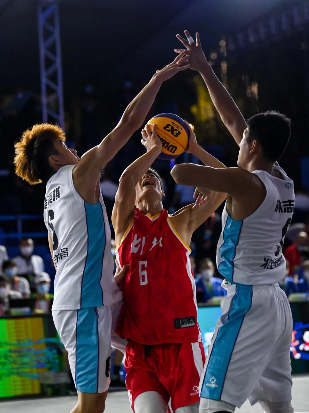 湖北男篮在比赛中击败对手，取得比赛胜利