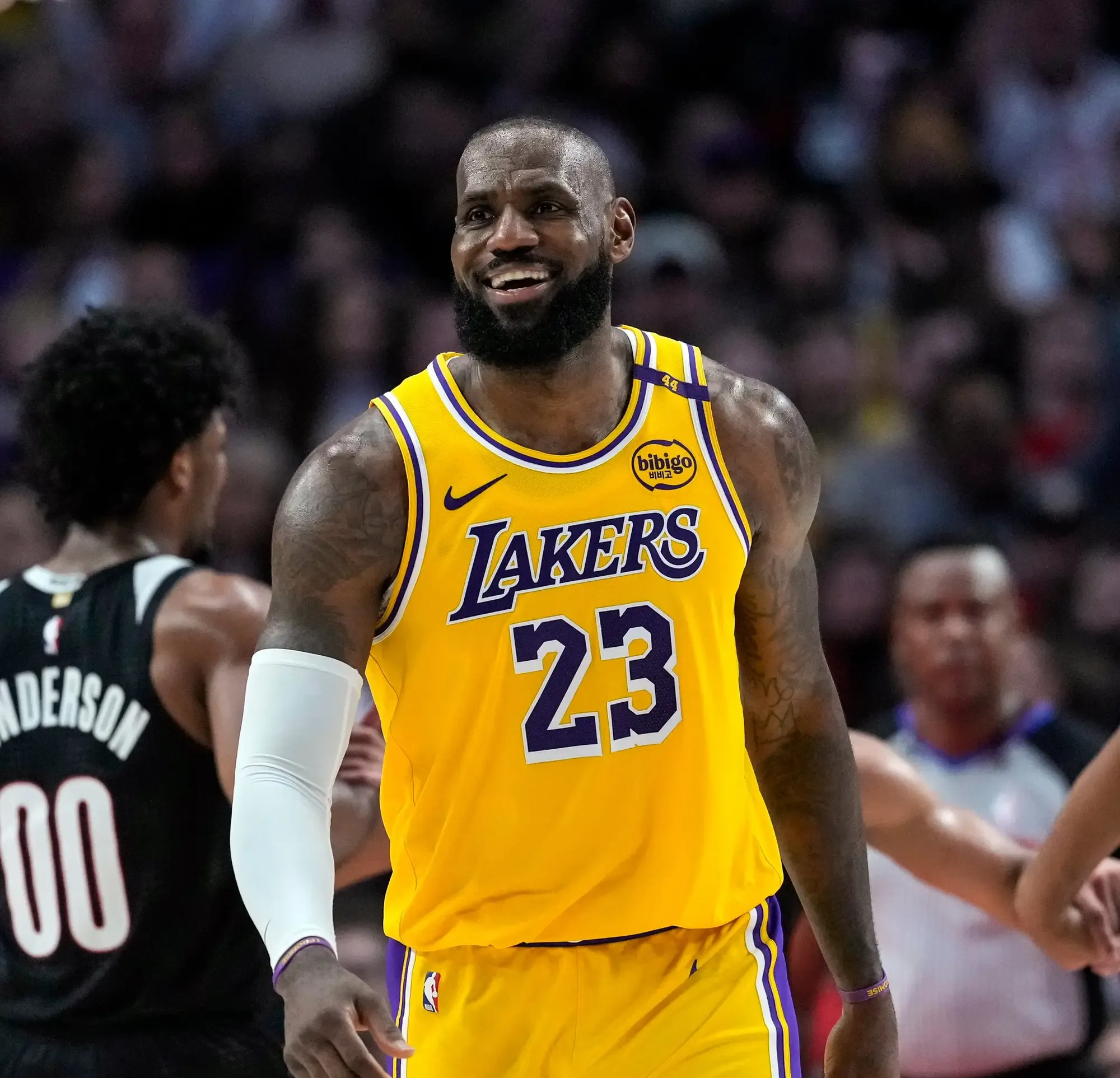 湖人夺得季后赛资格，詹姆斯表现出色