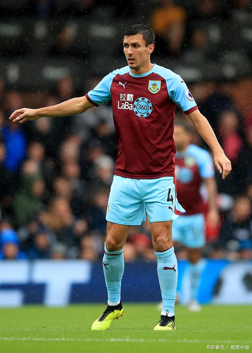 伯恩利后防失误频频，战绩堪忧