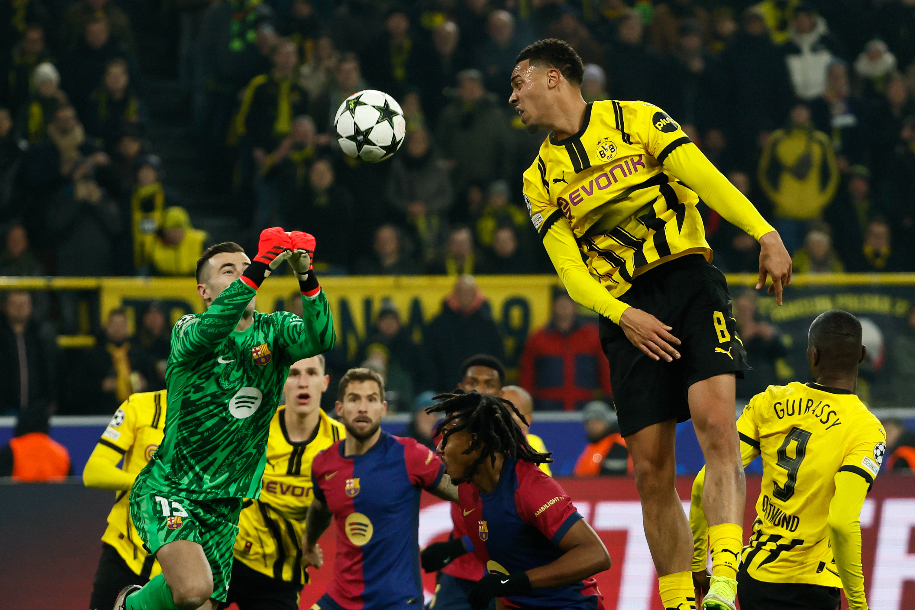 争议判罚致比赛翻盘，曼城险胜