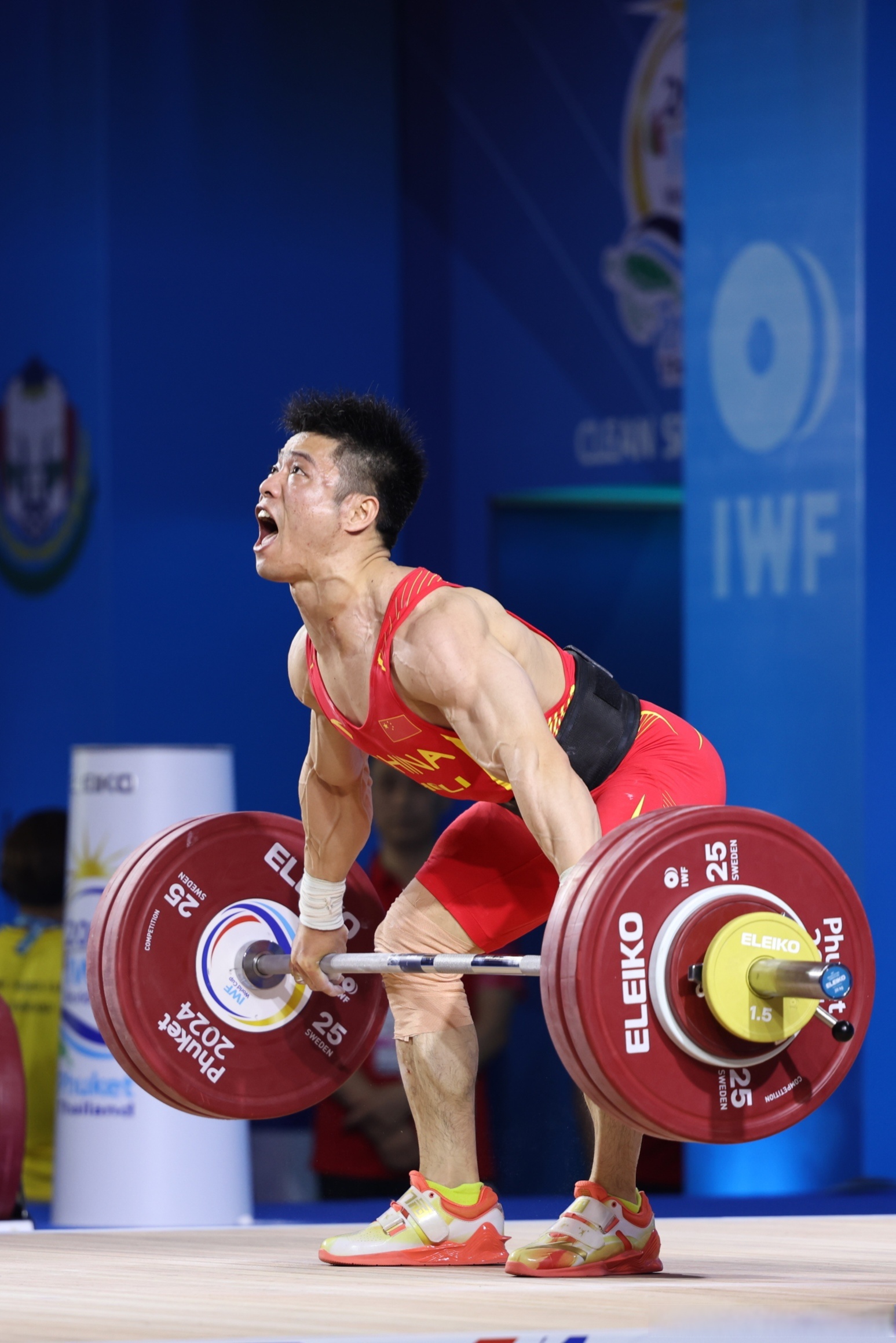 蓄势待发，举重选手全力以赴！的简单介绍