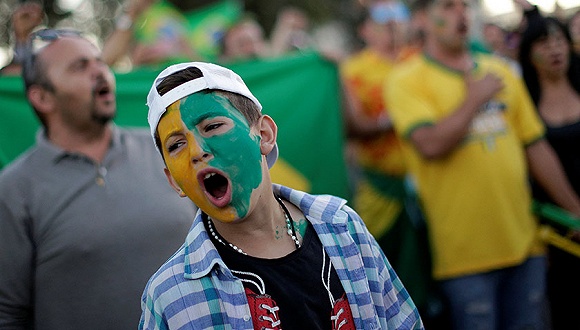 卡塞雷防守漏洞被攻破，失利让球迷扼腕