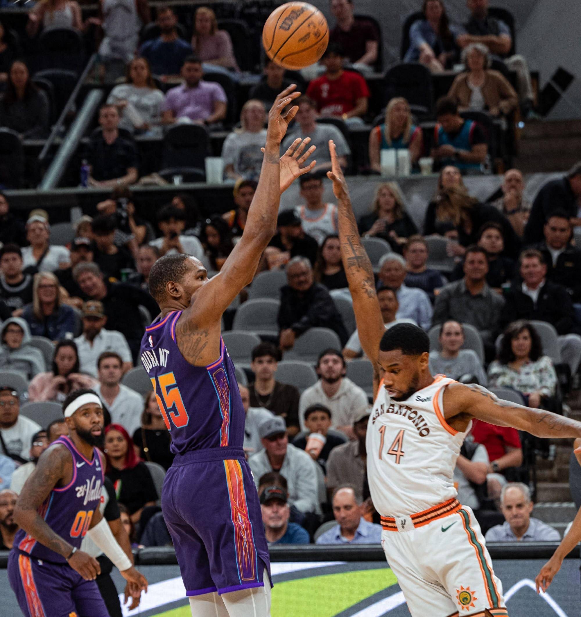 勇士主场惜败马刺，西部竞争激烈