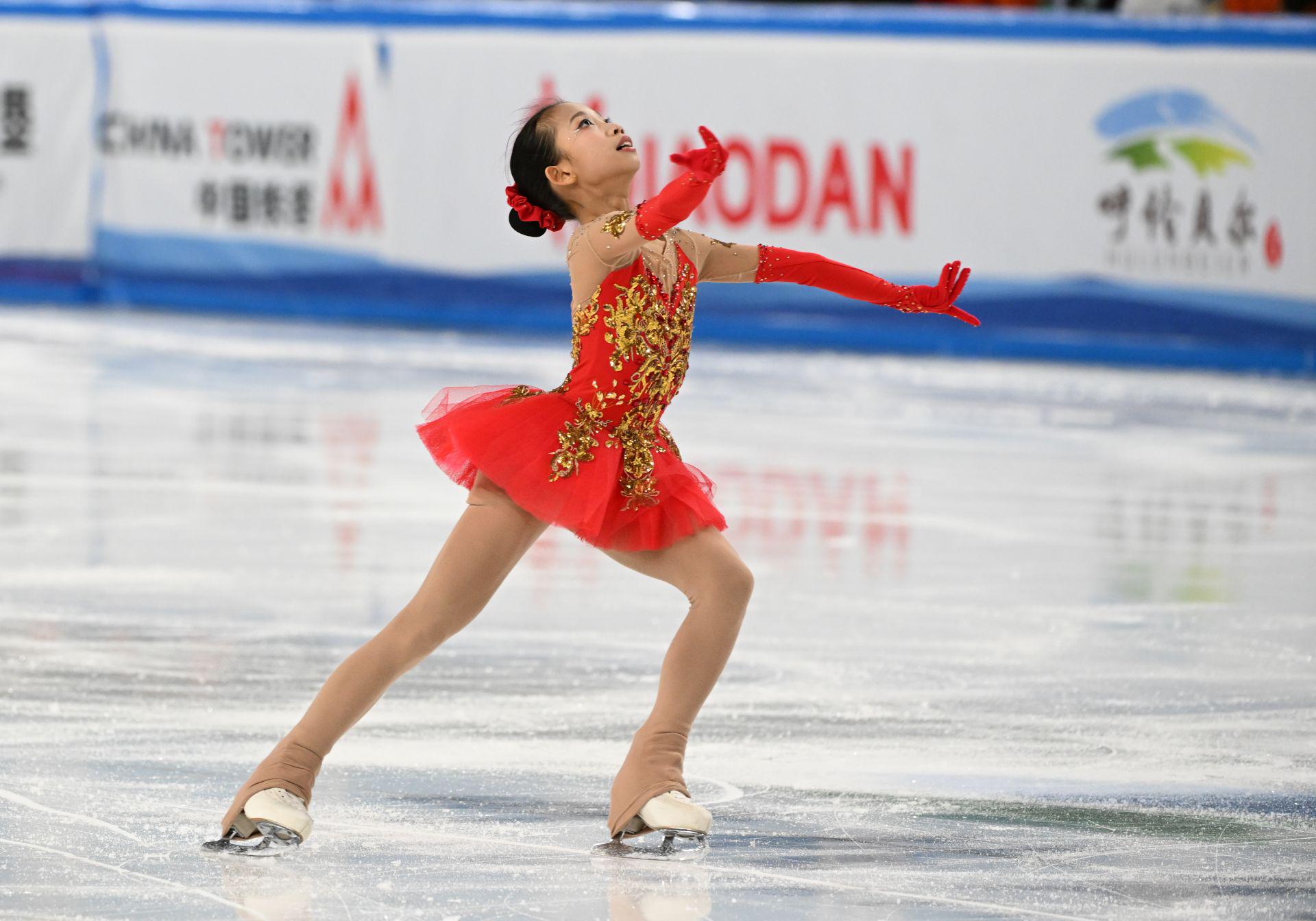 美国女子花样滑冰夺赛季第一金 美国女子花样滑冰夺赛季第一金