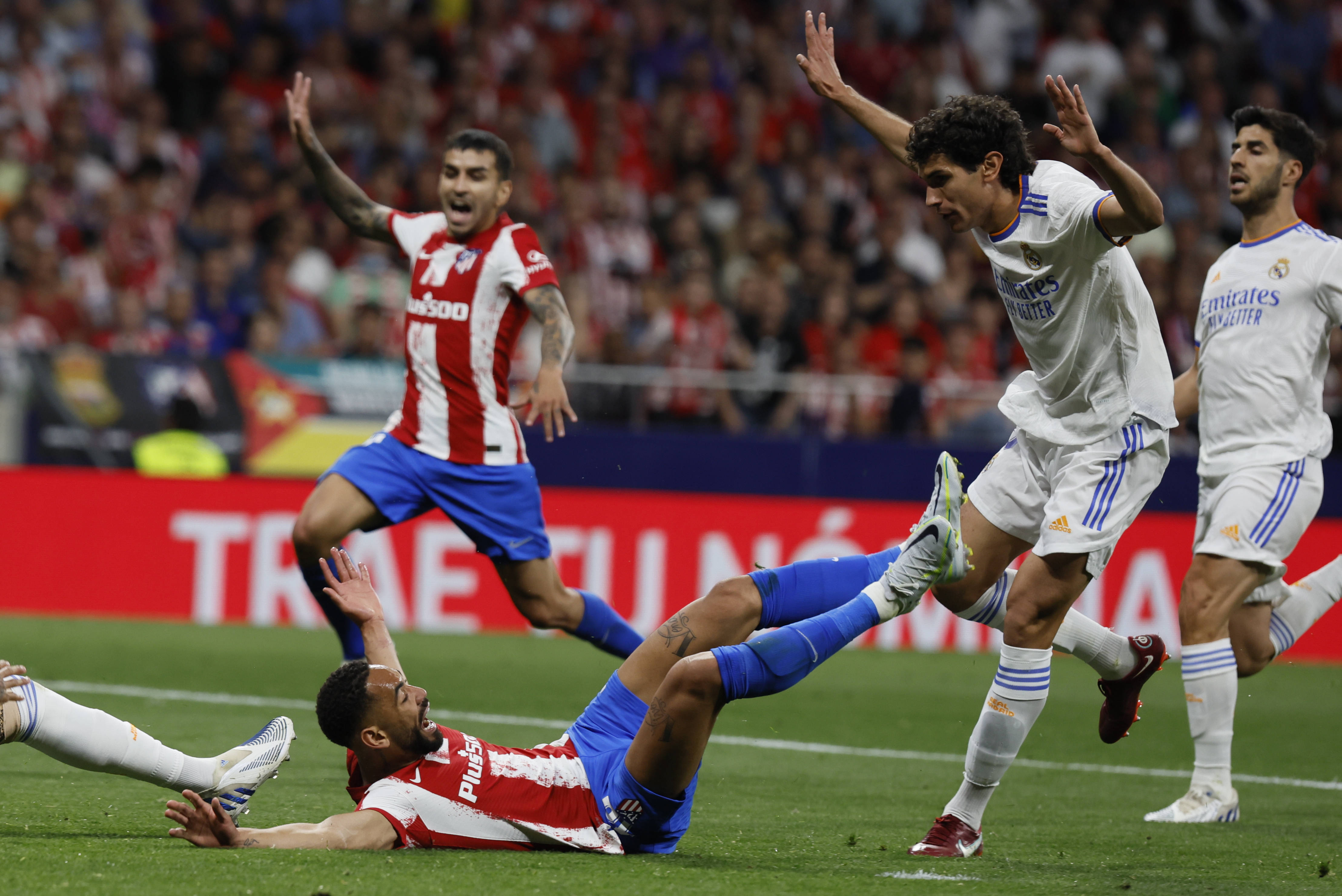 足球对抗赛,球员们技术拼尽全力 足球对抗赛,球员们技术拼尽全力