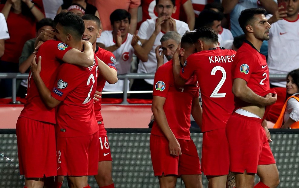 包含摩尔多瓦队客场小胜，暂居小组次席的词条