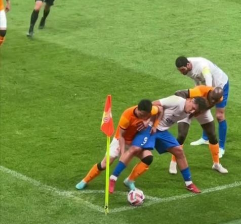 开云体育中国-球员们在场上全力以赴,为了团队荣誉拼尽一切