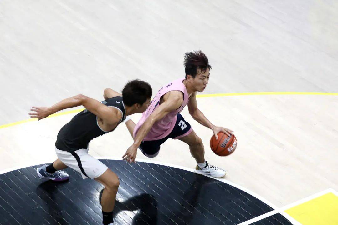 开云体育官方网站-毫无退让:体育赛事中的热血激情