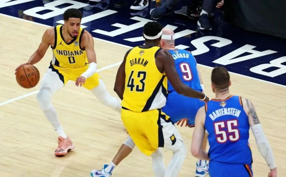 开云体育中国-NBA球员在比赛中迎来生涯首个三双表现