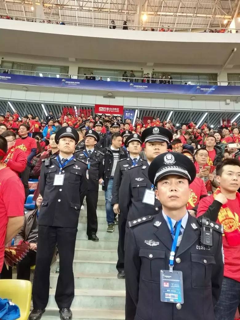 无惧压力,全神贯注!球员为了团队荣耀而奋斗 无惧压力,全神贯注!球员为了团队荣耀而奋斗