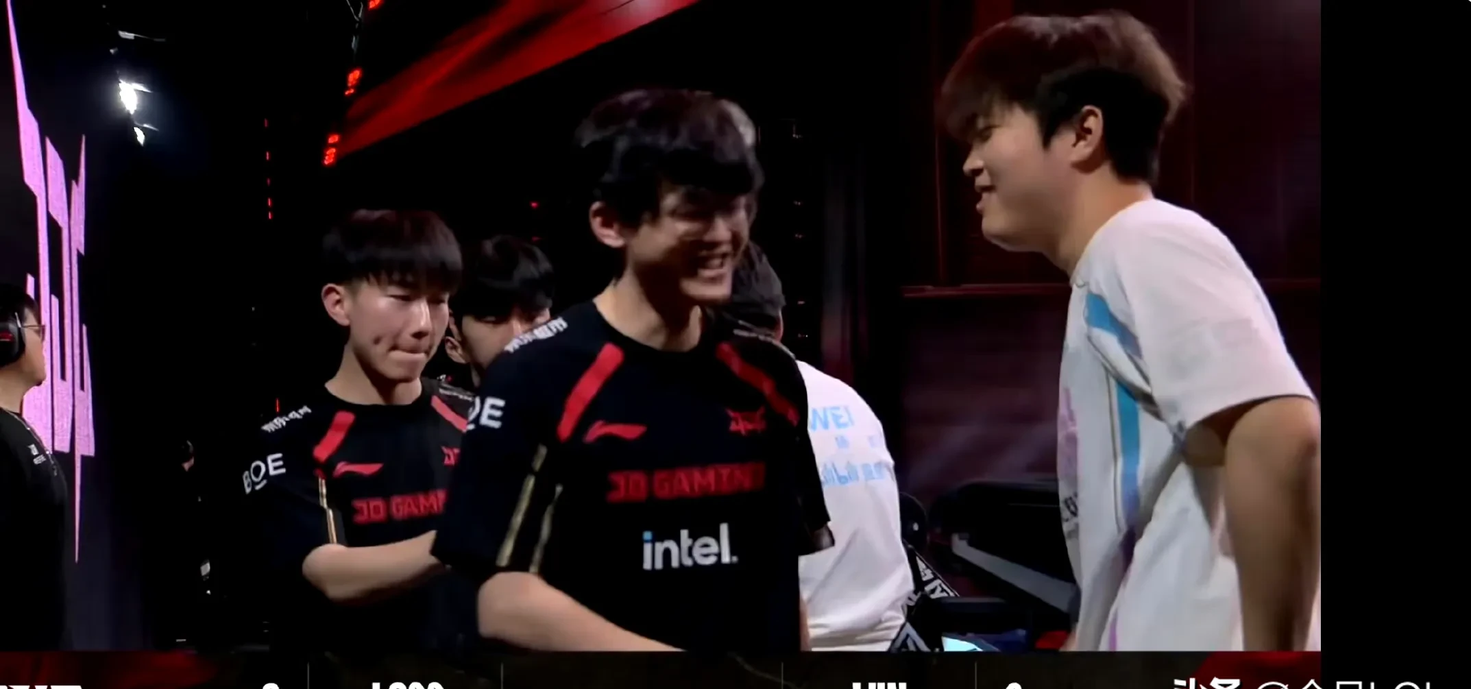 MAD横扫HLE，JackeyLove开启传奇时刻宿敌对决成都决赛之夜，点燃全场激情