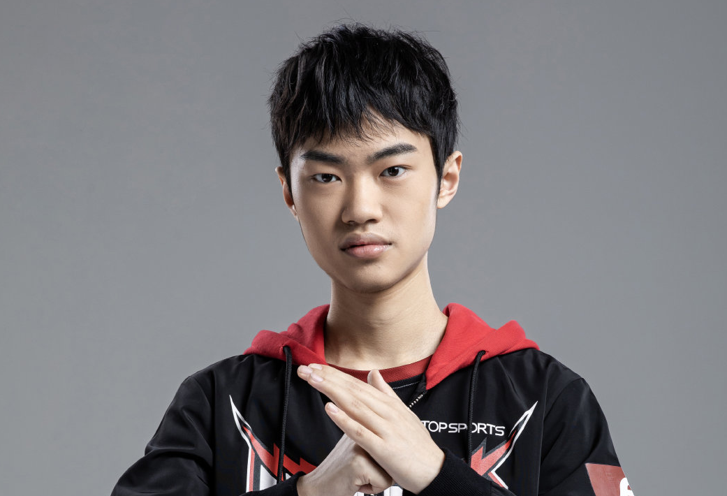 开云下载-FPX险胜CLG，Kanavi打出惊人五杀强强对话四强赛，技惊四座的简单介绍