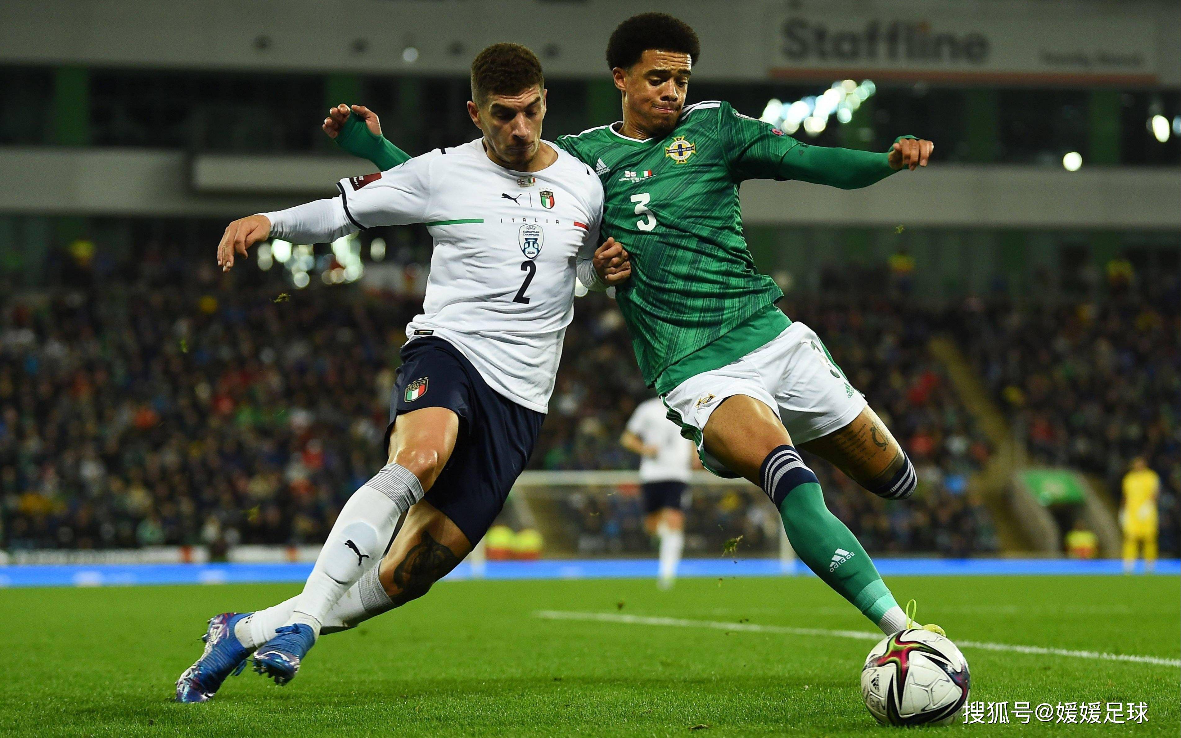 足球比赛紧张刺激,场面十分激烈 足球比赛紧张刺激,场面十分激烈