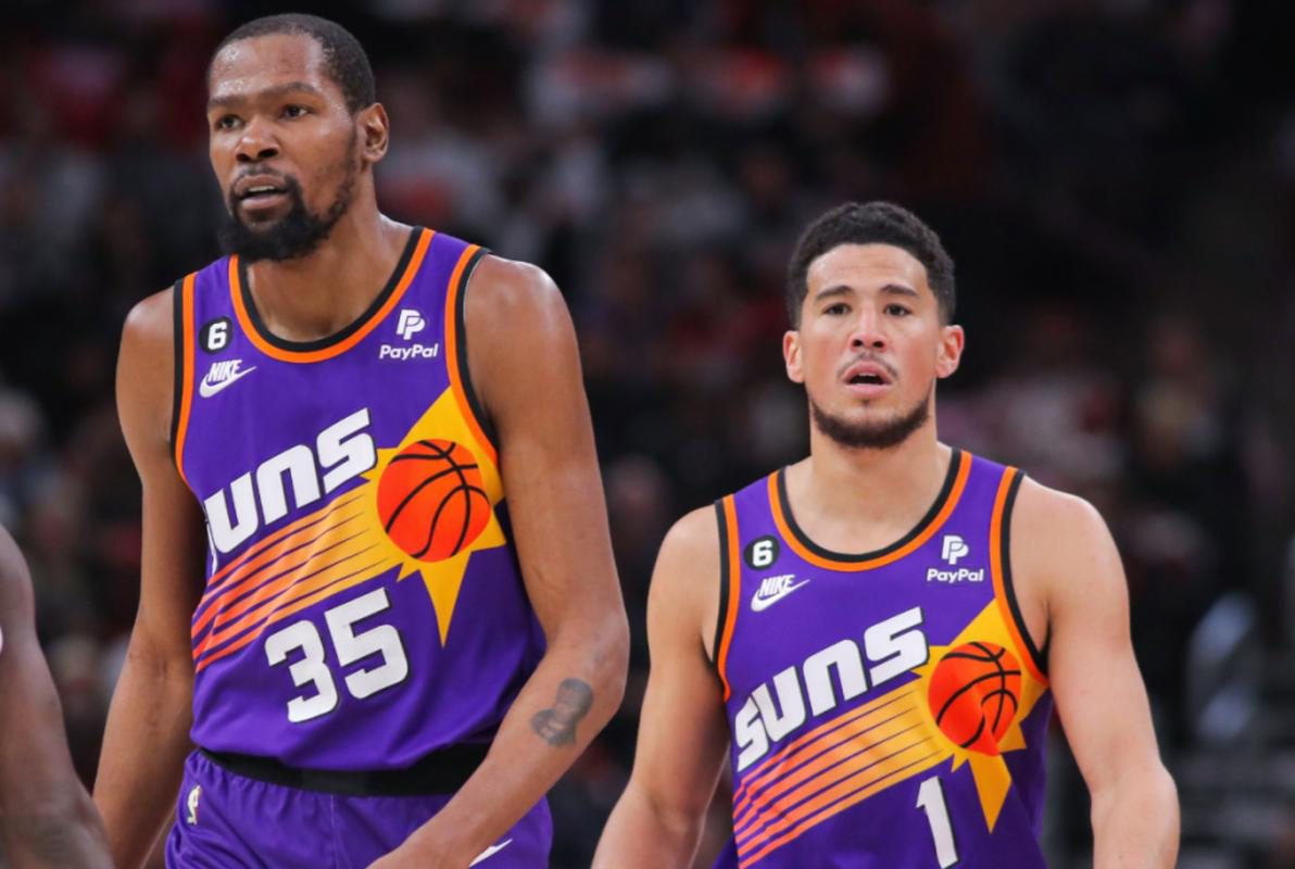 广东队横扫雄鹿，布克带队取胜